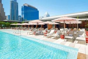 Downtown 2 bedroom Apartment with Stunning Austin Views Pool, Gym, Centric
