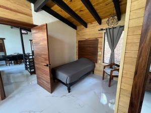 Hermosa cabaña en el bosque