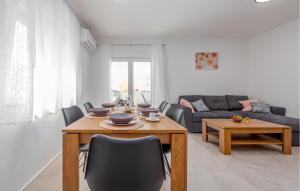 Lovely Apartment In Povljana With Wifi