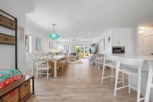 Casa Rosa Anna Maria Island - Beautiful waterfront home - steps to the beach!