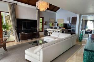 Azure Aura Luxury Villa Top 5 Star Bali Resort Cliffside Villa Ocean view, Pool and Garden