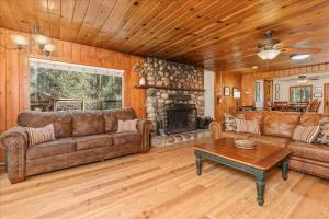 Cub House- Remodeled cabin INSIDE Yosemite with new hot tub and more