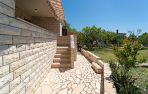 2 Bedroom Gorgeous Home In Seline