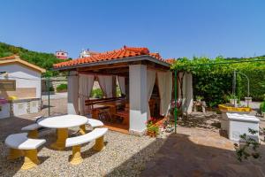 Apartments with parking space Palit, Rab - 24376