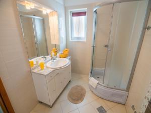 Apartments with parking space Palit, Rab - 24376