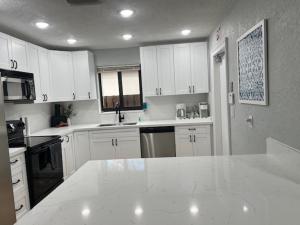 3 Bed - Sleeps 6 - Free Parking - 5 Mins to Beach