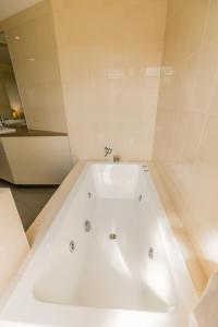 Loka Santi 14 - Gorgeous Three-Bedroom Beachfront Penthouse with Sea Views & Heated Communal Pool in Sunny Agnes Water