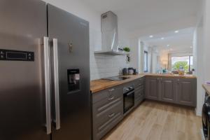 Beachside Bliss T2 with Pool & Beach Access by Drago Rentals