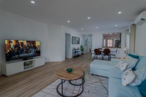 Beachside Bliss T2 with Pool & Beach Access by Drago Rentals