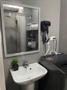 Modern Chic Condo at Makati with WiFi and Netflix