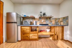 Beachfront Studio - Direct Beach Access, AC & Fast WiFi