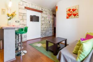 Top Center Room & Apartment