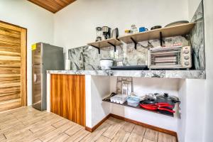 Beachfront Studio - Direct Beach Access, Fast Wifi & AC