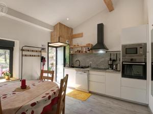 Gîte en pierre du 18ème siècle avec vue sur vallée, jacuzzi et terrasses - FR-1-496-335