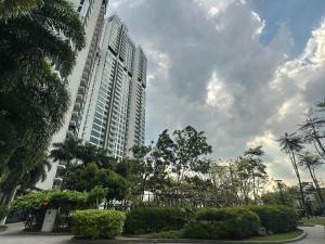 Green haven Studio unit with balcony and WiFi Netflix