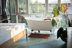 EMALIA Centre Building-Old Quarter-Elevator-Bathtub-Laundry