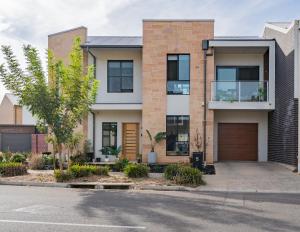 Bright 2BR Home near Beach, Free Parking, WiFi & Full Kitchen