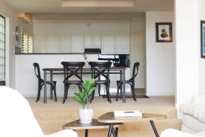 La Cima, 31 Wallawa Road - premium property with stunning views, Wi-Fi, Air Conditioning, Linen and Bed Making Supplied