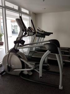 Airy condo w balcony, Netflix, 3 pools, sleeps 3