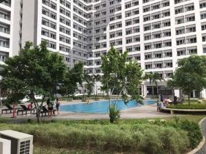 Airy condo w balcony, Netflix, 3 pools, sleeps 3