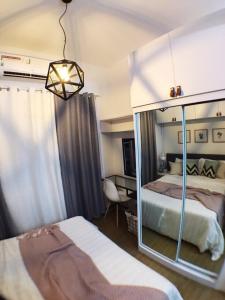 Airy condo w balcony, Netflix, 3 pools, sleeps 3