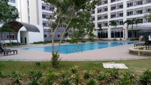 Airy condo w balcony, Netflix, 3 pools, sleeps 3