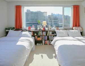 Sans stay, Free Wine, Projector, 3min Station