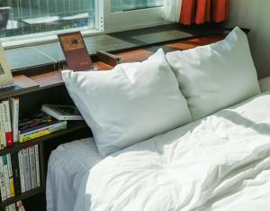 Sans stay, Free Wine, Projector, 3min Station