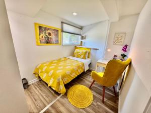 Private Room on the 1st floor with a Shared Bathroom 10 minutes from SeaTac Airport