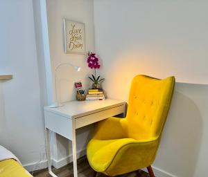 Private Room on the 1st floor with a Shared Bathroom 10 minutes from SeaTac Airport