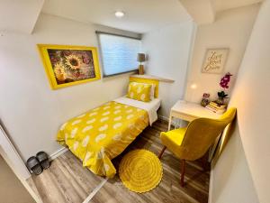 Private Room on the 1st floor with a Shared Bathroom 10 minutes from SeaTac Airport