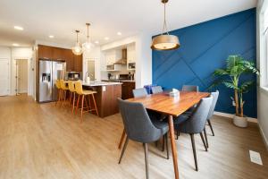 Nordic Oasis near West Edmonton Mall with Hot Tub & King Ensuite