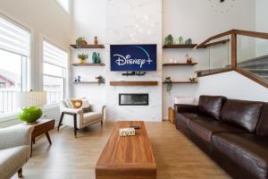 Nordic Oasis near West Edmonton Mall with Hot Tub & King Ensuite