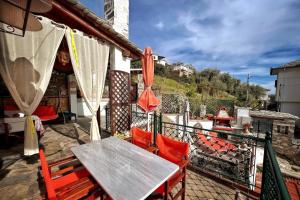 The Pagasetic Balcony - Magestic Sea Cottage
