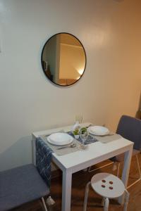 Studio 7C at One Regis