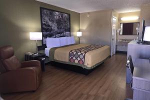 King Room - Non-Smoking room in Super 8 by Wyndham Arkadelphia Caddo Valley Area
