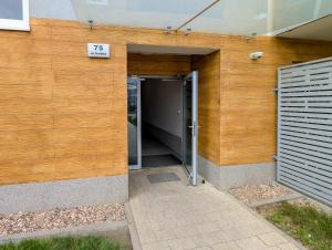 Jagodno Comfort Apartment by BookingHost