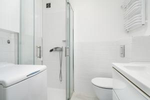 Grochowska Bright Studio with Desk by Noclegi Renters