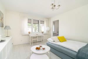 Grochowska Bright Studio with Desk by Noclegi Renters