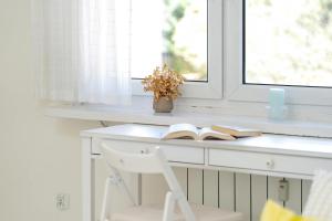 Grochowska Bright Studio with Desk by Noclegi Renters