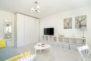 Grochowska Bright Studio with Desk by Noclegi Renters