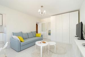 Grochowska Bright Studio with Desk by Noclegi Renters