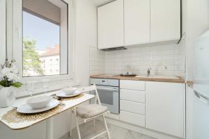 Grochowska Bright Studio with Desk by Noclegi Renters