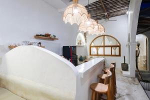 Boho-Chic Canggu 3 BR Pool Villa - Great Location