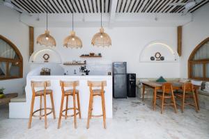 Boho-Chic Canggu 3 BR Pool Villa - Great Location