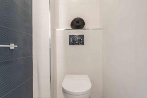 Sunny apartment with balcony & swimming pool by REMS