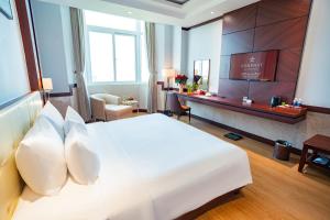 Van Phat Riverside Hotel