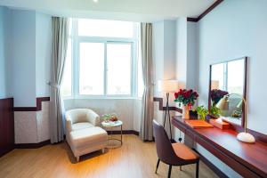 Van Phat Riverside Hotel