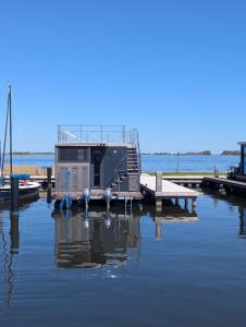Houseboat 11 direct aan het Sneekermeer