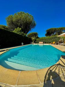 Villa provençale Golfe St Tropez climatisée piscine chauffée, Spa, billard, Wifi haut débit pro